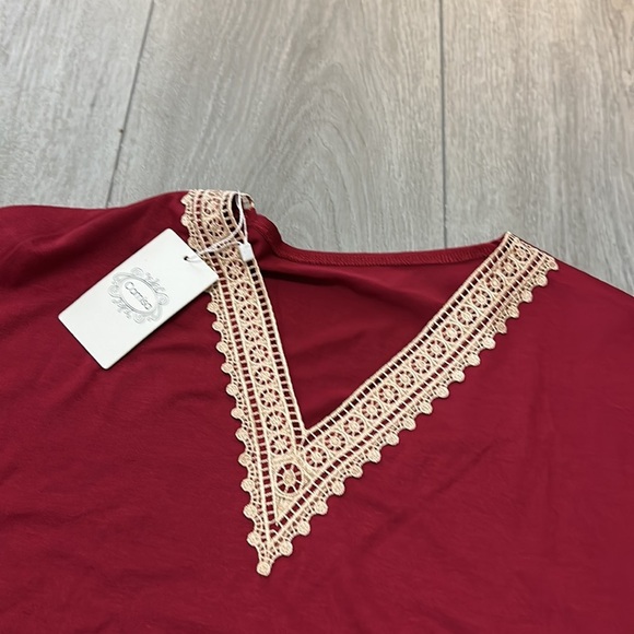 NWT 🏷️ Maroon laced tee camisa medium - Picture 2 of 5